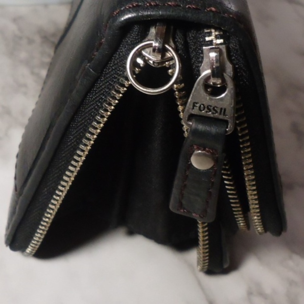 Fossil leather keyhole black wallet